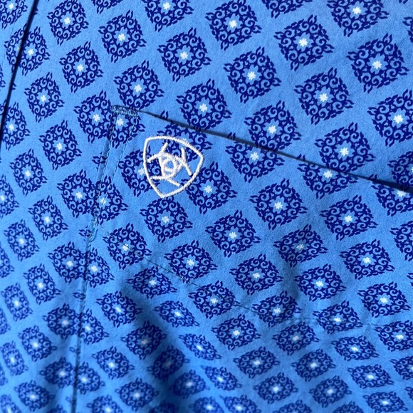 LIKE NEW ARIAT LONG SLEEVE SHIRT. Size L. Blue. EXCELLENT CONDITION. - Picture 2 of 12